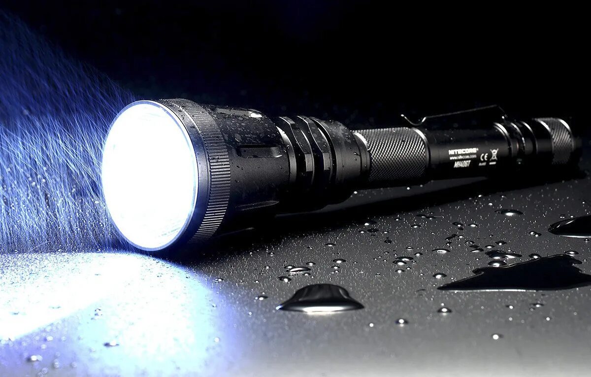 ультрафиолетовый фонарь 5000 мвт. фонарик светится. фонарик включенный. фонарик светится. Z45 светодиодный фонарик.