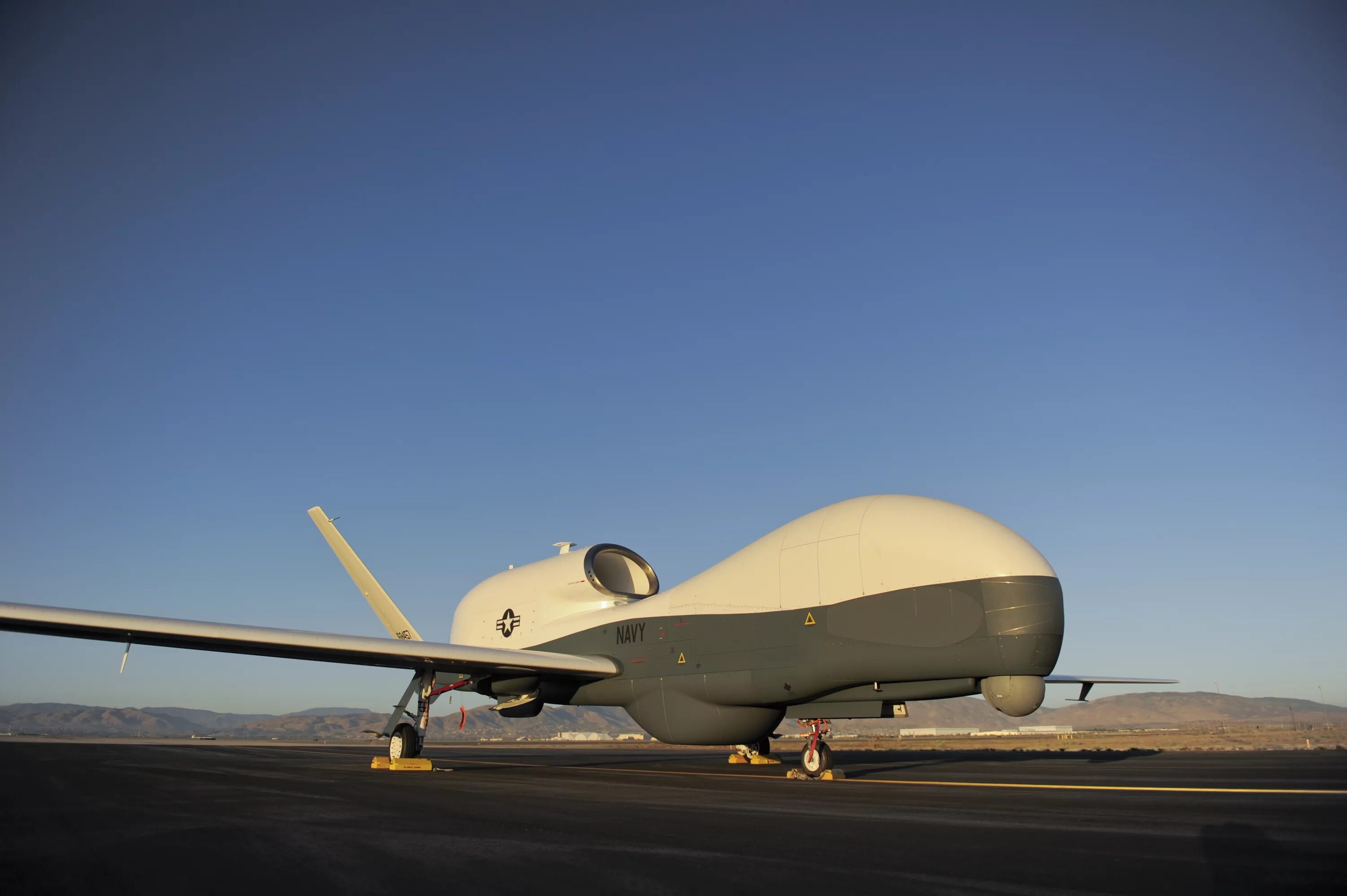 Глобал хок. Дрон RQ-4 Global Hawk. Northrop Grumman mq-4c Triton. Беспилотник mq-4c Triton. Northrop Grumman RQ-4a Global Hawk.