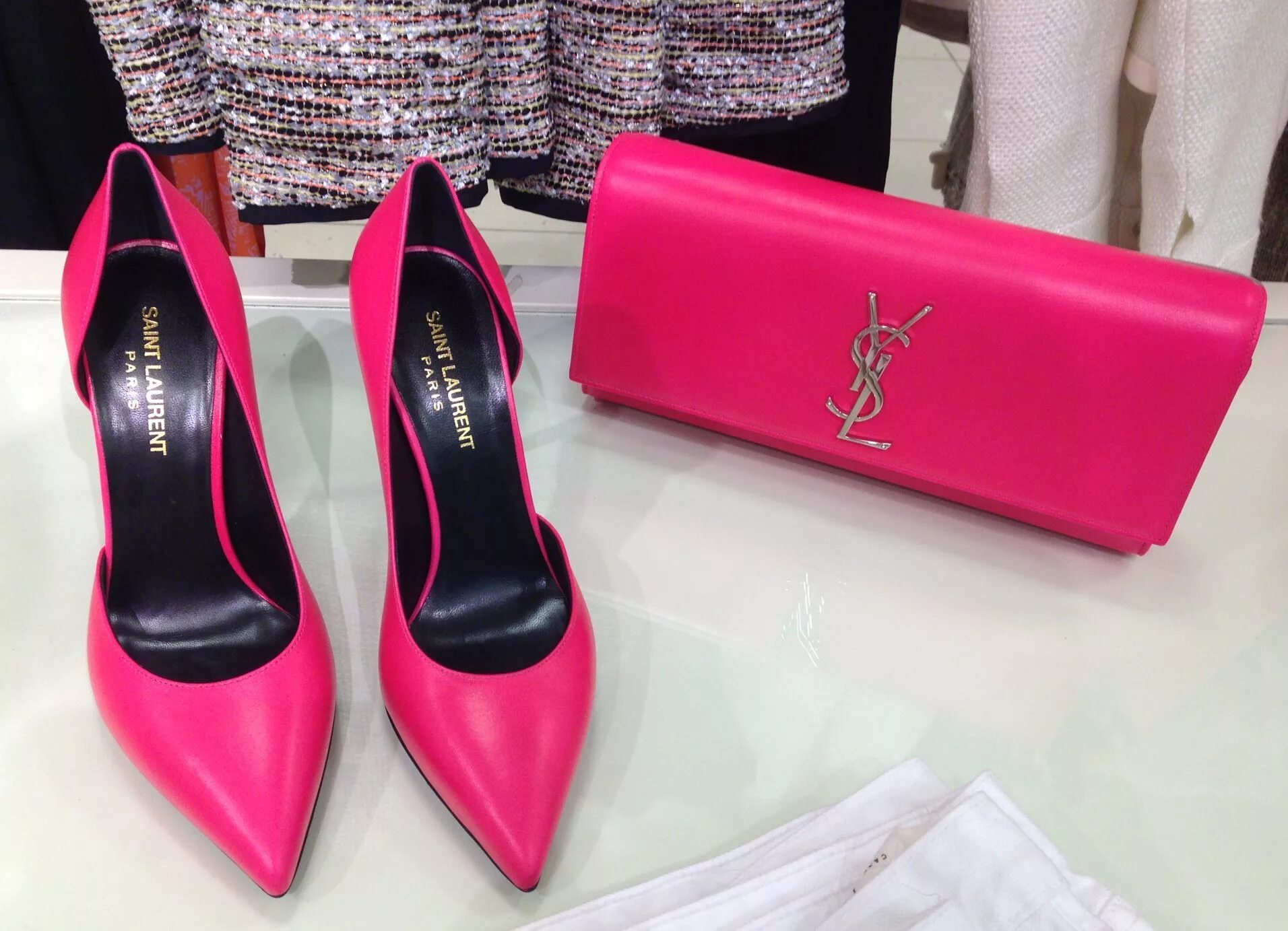 Черно розовые туфли. Лодочки Ив сен Лоран. Туфли YSL Heels Pink. Туфли Ив сен Лоран розовые. Кристиан диор туфли розовые.