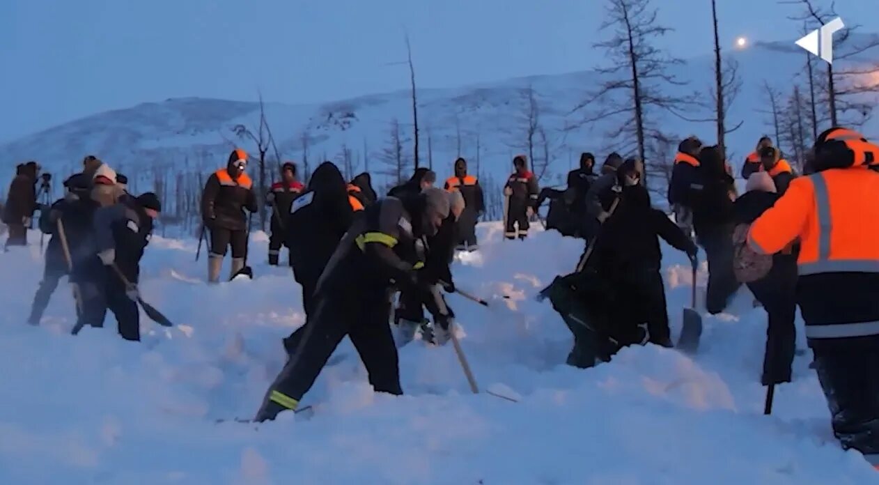 Сход лавины в домбае. Сход лавины в норильске. Сход лавины в новом свете. Домбай сход лавины вчера. Сход снежной лавины на домбае.