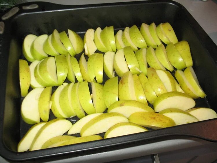 Яблоки в духовке сколько минут. Яблоки в духовке. Яблоки на противне. Запечённые яблоки дольками в духовке. Нарезать яблоко печеное.