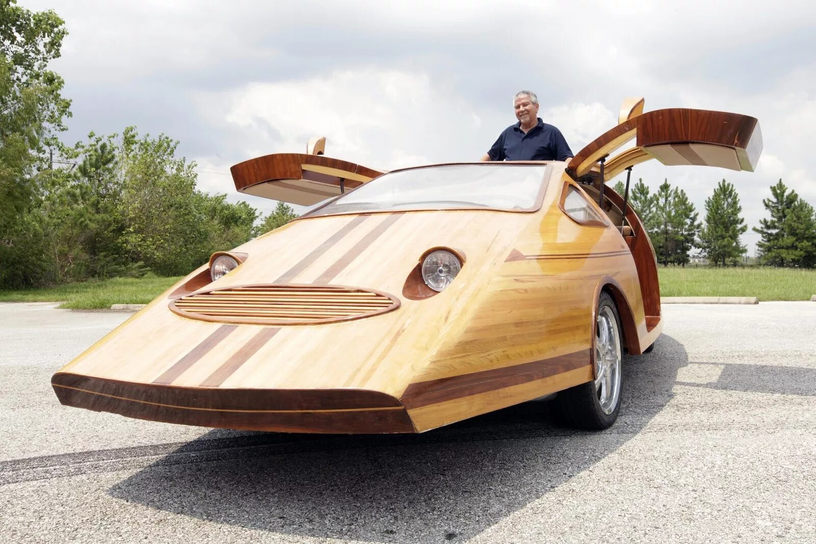 Made car. Деревянный автомобиль. Машина из дерева. Деревянная машина настоящая. Автомобиль из дерева настоящий.