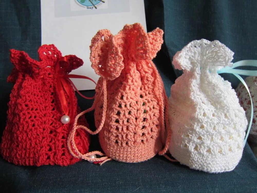 Мешочек спицами для подарка. Вязаные подарочные мешочки. Вязание мешочек. Сумочка мешочек крючком. Вязаные мешочки для подарков.
