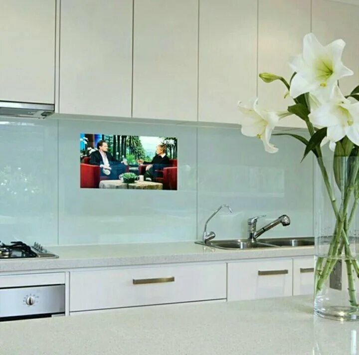 Встроенные кухонные телевизоры. Встраиваемый телевизор для кухни. Телевизор в фартуке кухни встроенный. Телевизор на кухонную панель. Кухни с ТВ на панели.