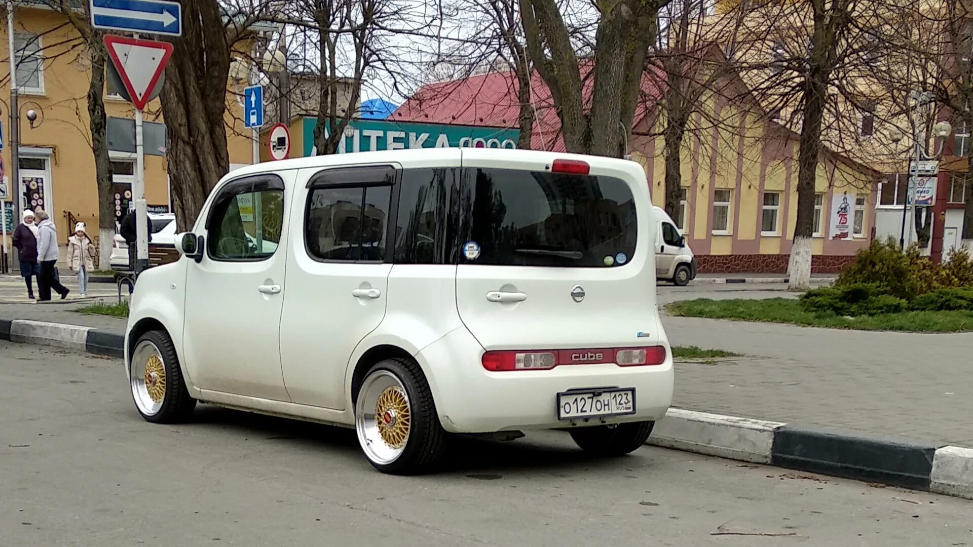 Колеса cube. Nissan Cube z12 на BBS. Nissan Cube колеса. BBS RS Nissan Cube. Ниссан куб r17.