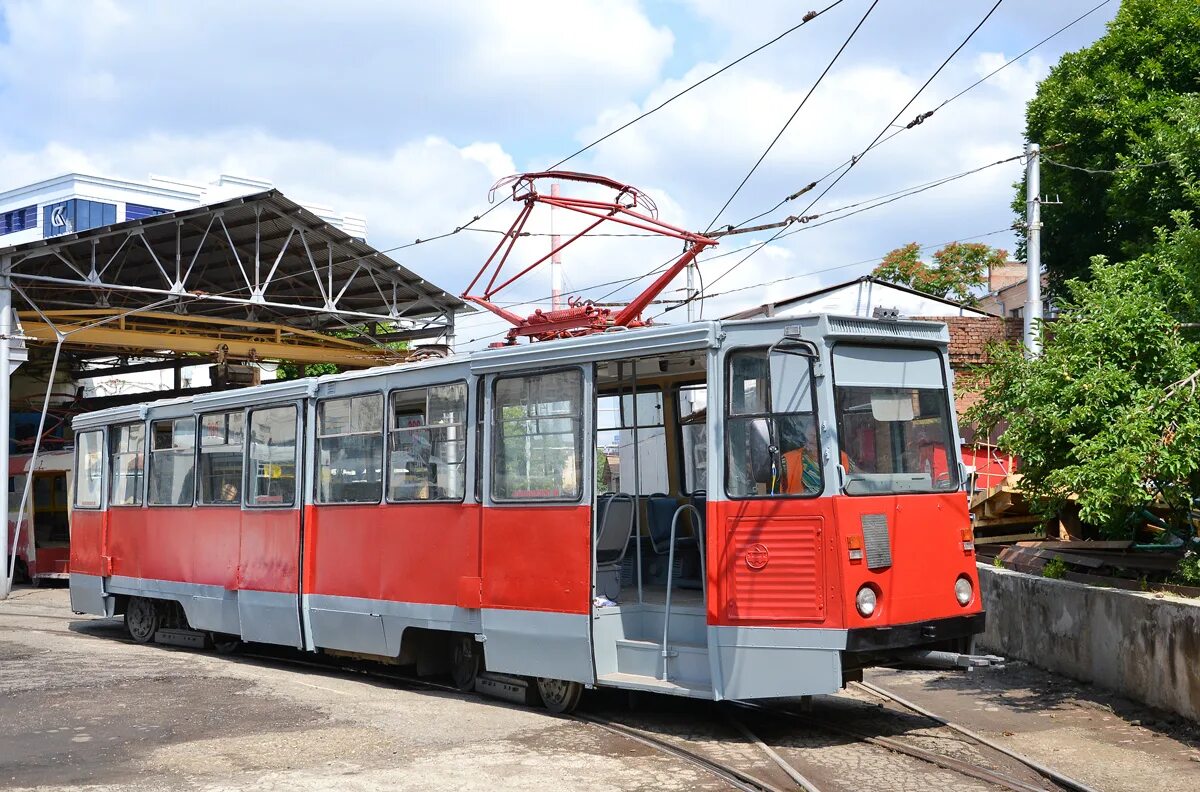 Электротранспорт троллейбус. Трамвай 71-605 Краснодар. Трамвай и троллейбус. Красный трамвай. Электрический транспорт.
