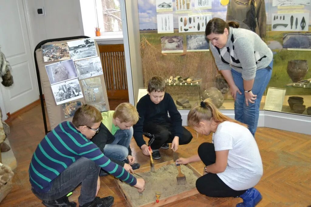 Выставочный зал зал профессии. Профессии в музее. Какие профессии в выставочном зале 2 класс. Работники музея профессии для детей. Профессии в музее.