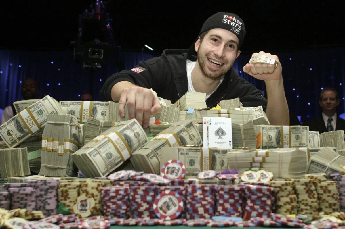 Компьютер миллионера. Джонатан Коэн WSOP 2022. Выиграл в казино. Самые большие выигрыши в казино. Богатый человек с деньгами.