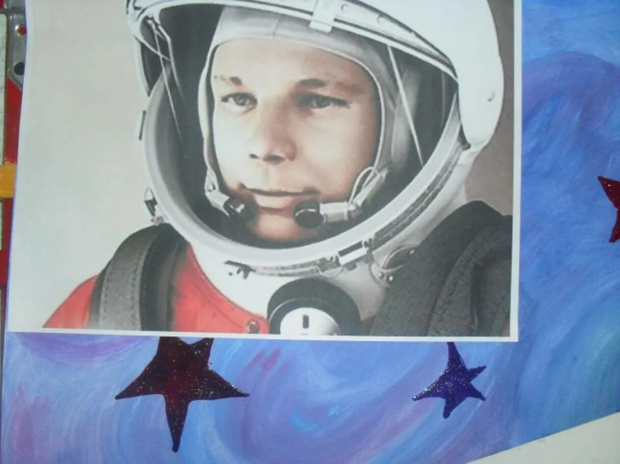 Фото гагарина ко дню космонавтики для детей. Плакат "день космонавтики". Стенгазета ко Дню космонавтики. День космонавтики плакат для детей.