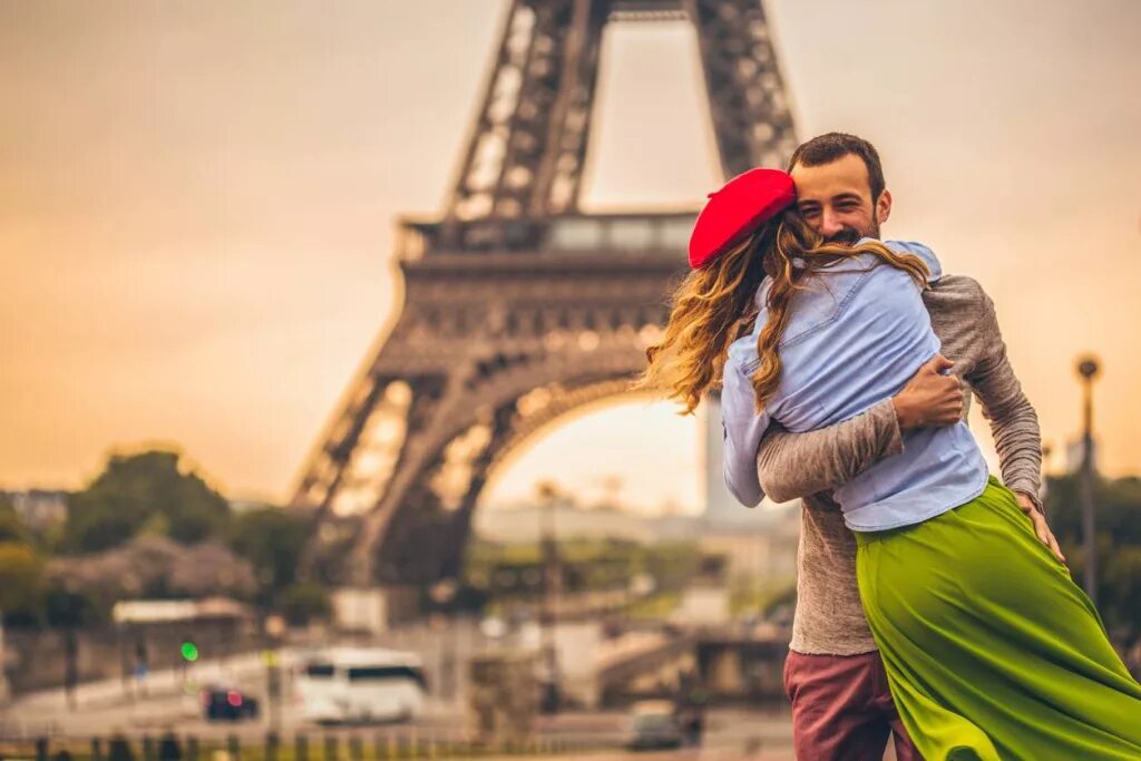 Сколько брали париж. Город любви. Париж любовь две девушки. Турист Париж Вдохновение мужчина. Париж обои для объемный рекламы.