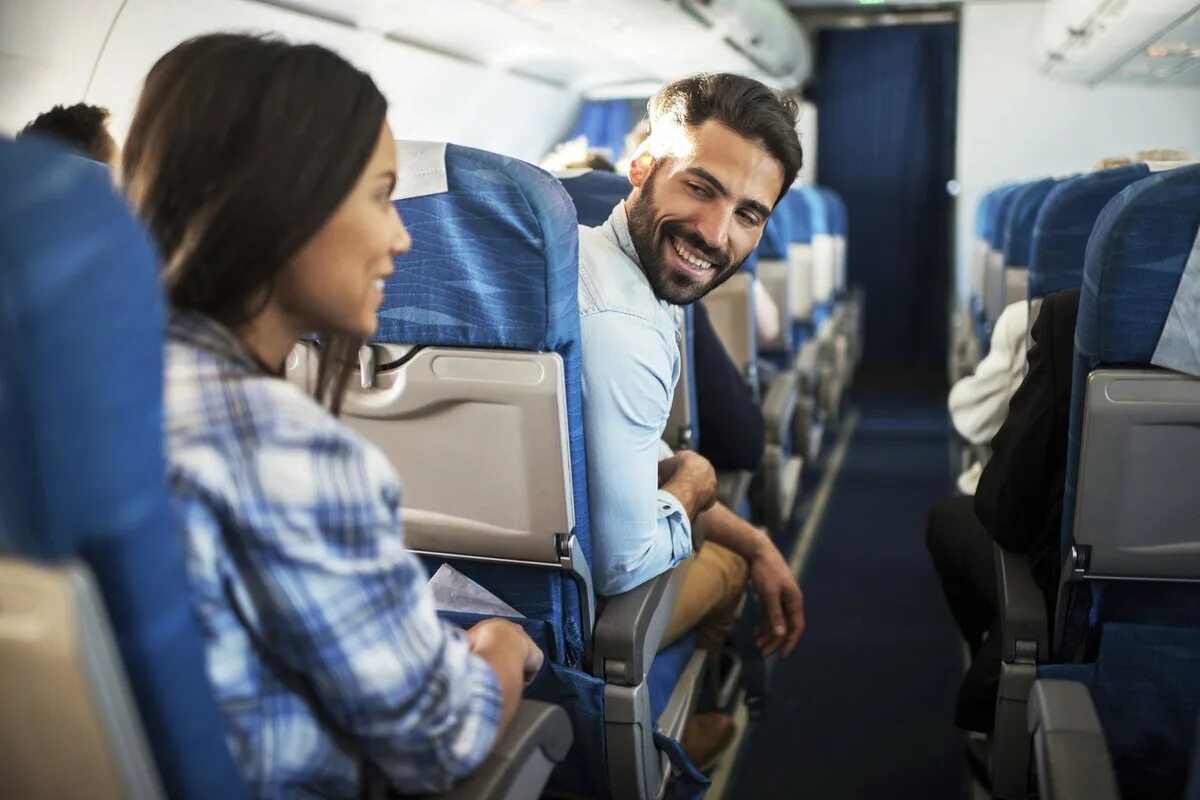 The plane showed the passengers. Самолет с пассажиром. Фотосессия с самолетом. Люди в самолете. Салон самолета с людьми.