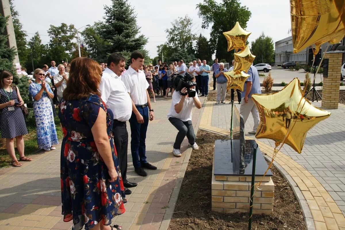 Газета новопокровского района краснодарского края. Краснодарский край Новопокровский район станица Новопокровская. Аллея славы станица Новопокровская. ДХШИ ст Новопокровская Краснодарский край-. Аллея воинской славы в Новопокровской Краснодарского.