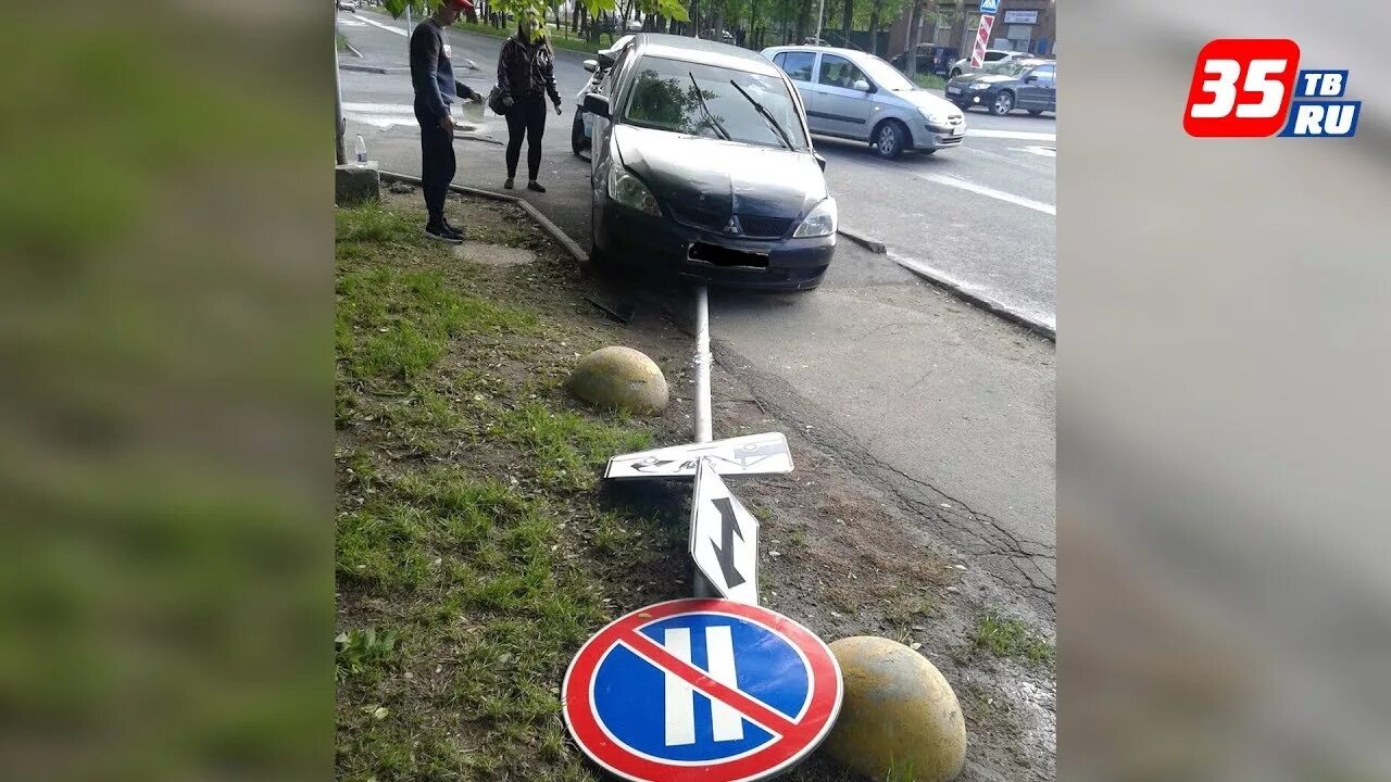 Упал дорожные знаки. Уронил дорожный знак. Девушка ударилась головой о дорожный знак.