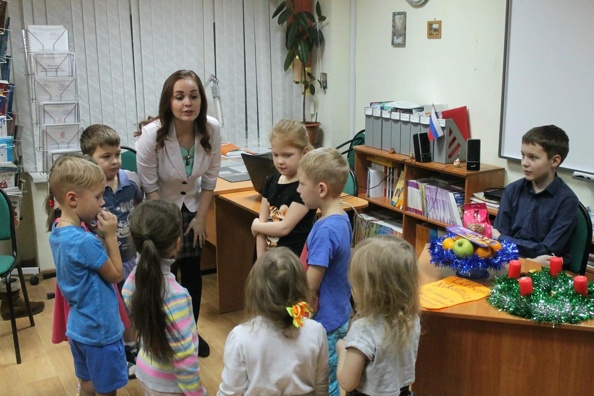 Детский сад в германии. Немецкий язык иллюстрация. Языковая школа немецкого языка. Картинка дети на занятии в кружке. Немецкий язык фото.