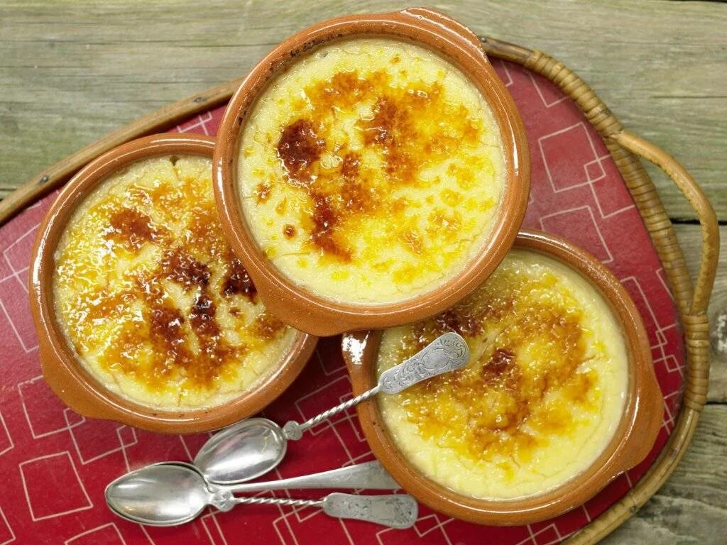 Crema Catalana десерт. Испанский десерт крем Каталана. Крем брюле Каталана. Испанские Десерты каталонский крем. Крем каталана