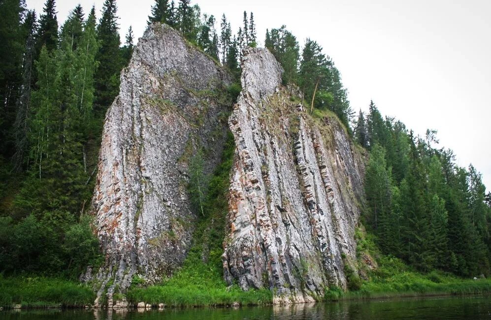 Камень гребень. Камень Сенькин река Чусовая. Камень гребешки на Чусовой. Камень Сокол Чусовая. Река Чусовая гребешок.