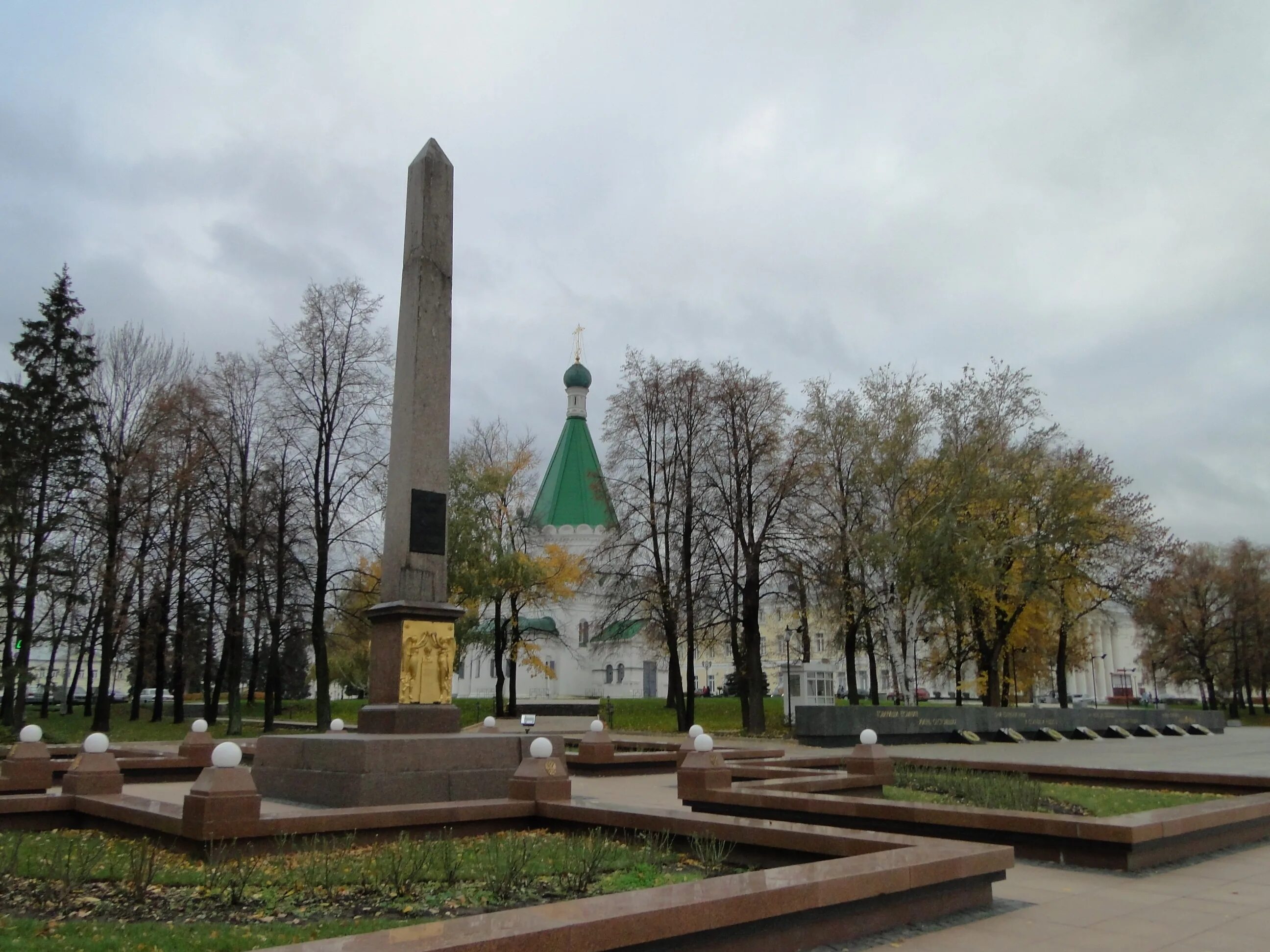 Память минина. Обелиск в честь Минина и Пожарского в Нижегородском Кремле. Обелиск Минину и Пожарскому в Нижегородском Кремле. Памятник Обелиск Минину и Пожарскому в Нижнем. Стелла Минину и Пожарскому в Нижнем Новгороде.