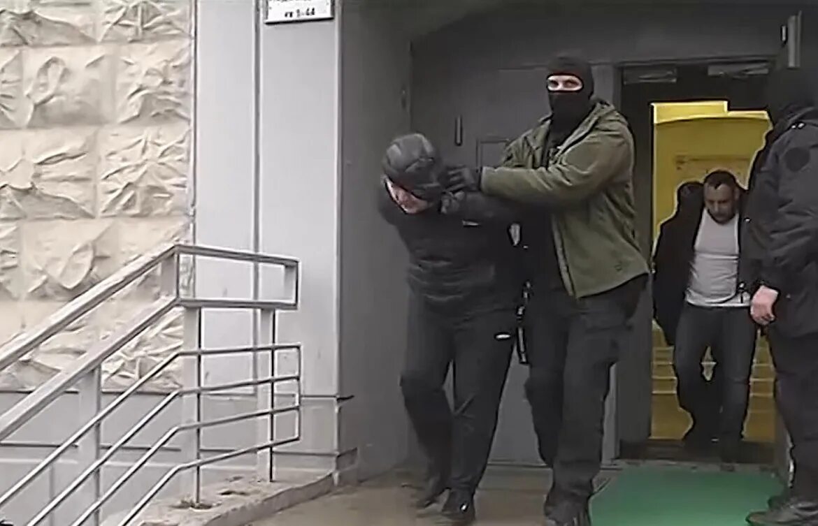 Омон положил мошенников. Задержание группы мошенников в москве. В москве задержали мошенников. В москве задержали мошенников. Задержание мошенников в ижевске.