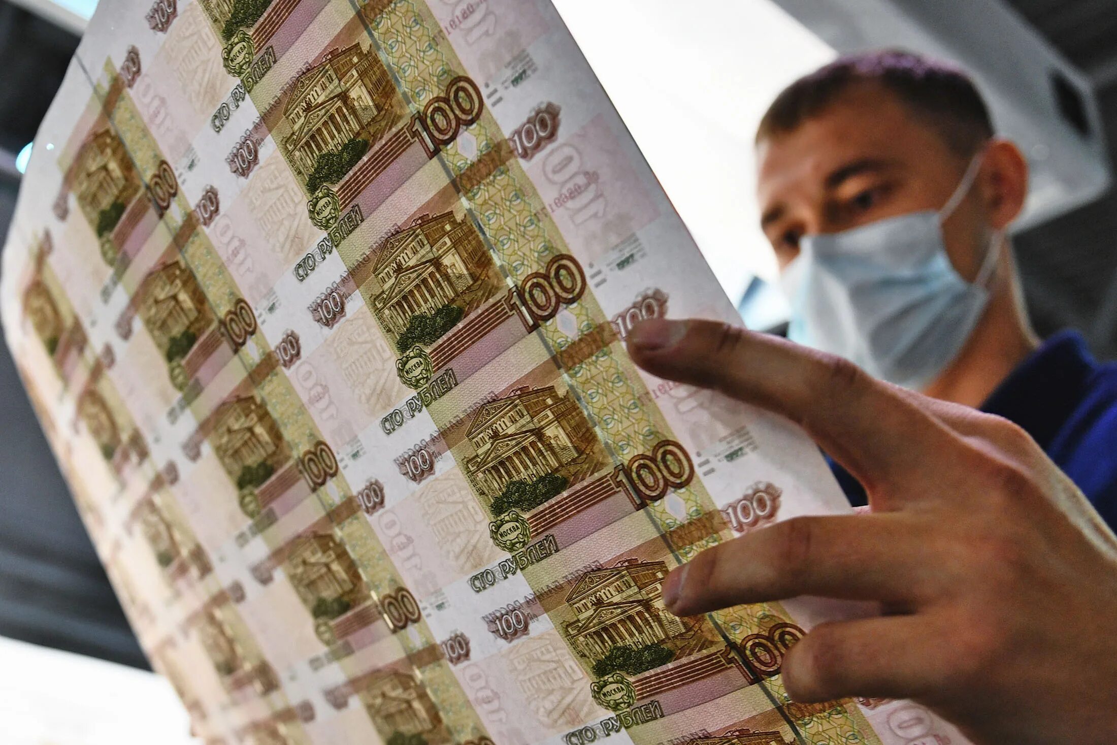 Купюра банка приколов 1000000000. 10 тыс рублей. Валюта. Новая сторублевая купюра 2022. Наличные евро.
