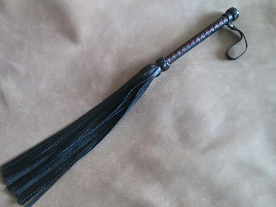 Флоггер гарда. Флогер кошка. Плётка красная. Флоггер. Флоггер.