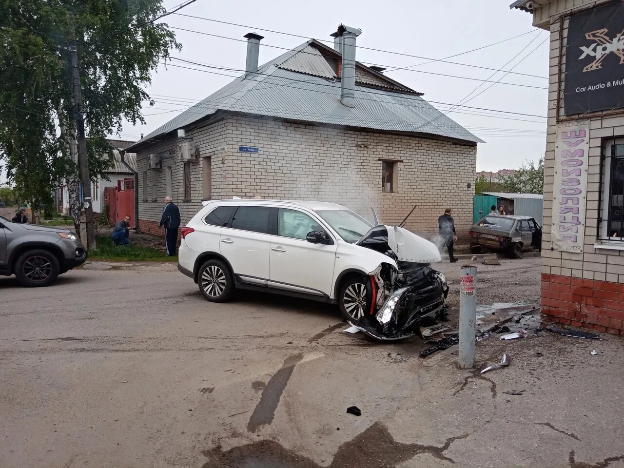 Ремонт машины энгельс. Машина въехала в дом фото. Энгельс ДТП на Калинина. Авария в Энгельсе на Саратовской.