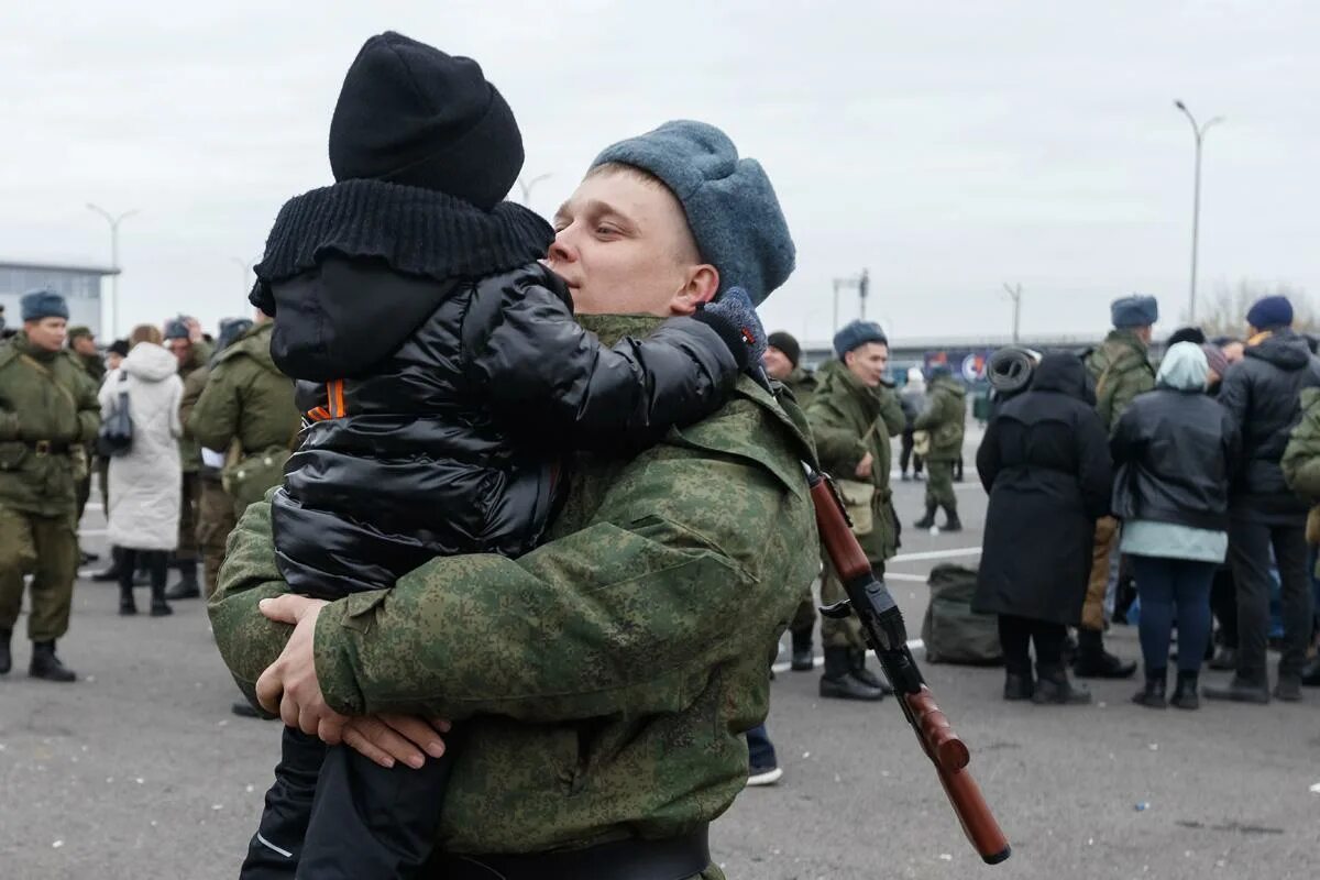 Российский солдат с ребенком. Проводы военнослужащих. Военнослужащие и их семьи. Дети контрактников. Вновь мобилизованные