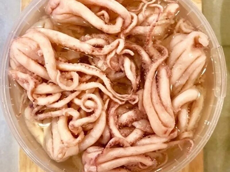 Щупальца кальмара вкусные. Кальмары в соусе. Жареные щупальца кальмара. Мини осьминоги. Щупальца осьминога блюдо.