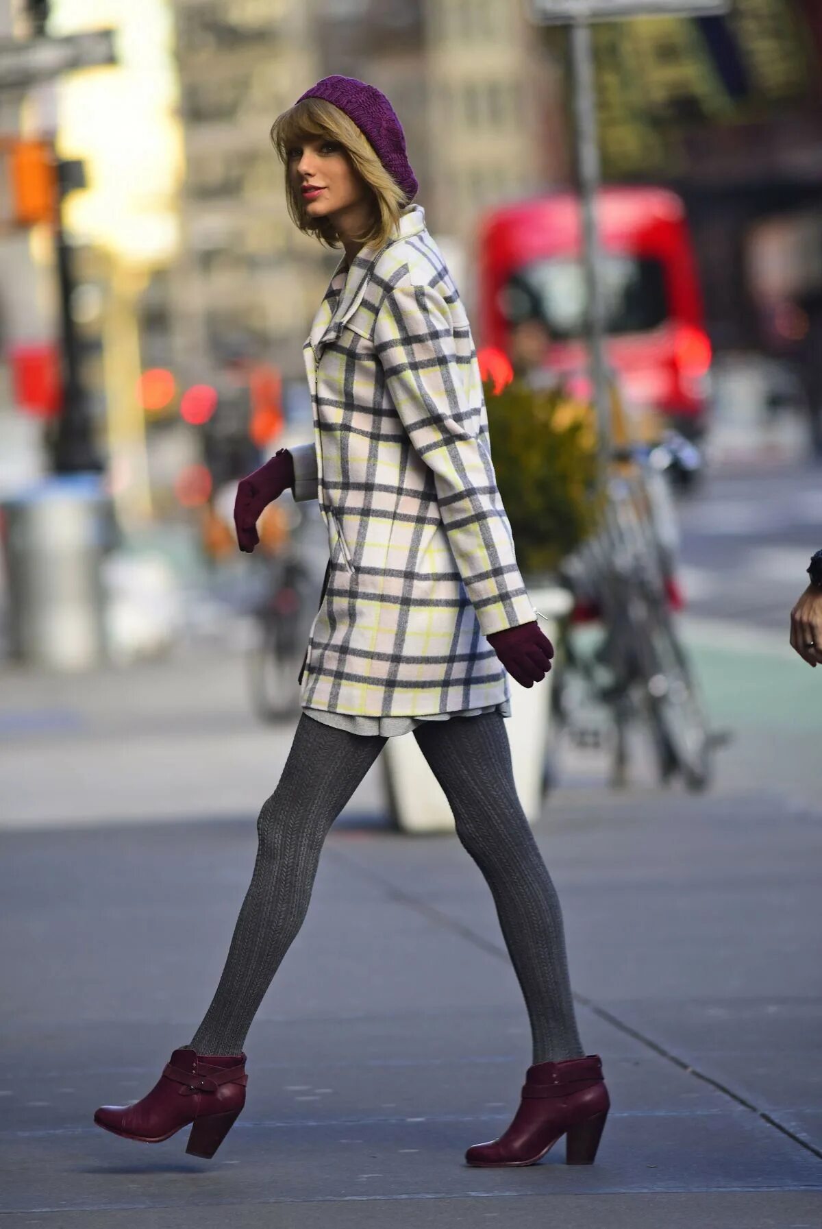 Какую обувь носят с колготками. С чем сочетать колготки в сетку. Черные колготки стрит стайл. Образ с шортами и колготками. Серые туфли с черными колготками.