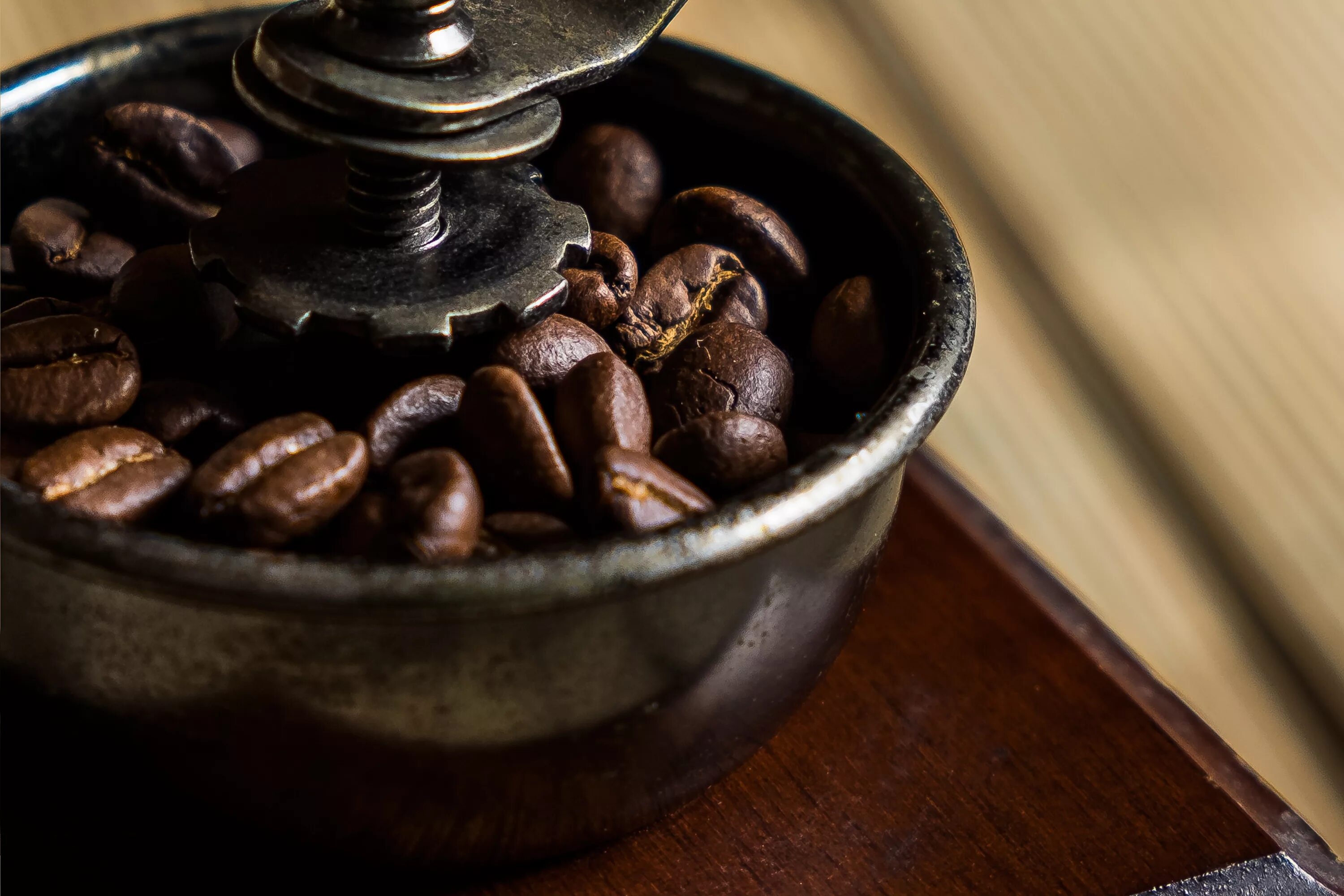 Сколько молоть зерна кофе. Кофейно коричневый. Настоящий кофе. Кофейные зерна в кофемолке. Кофе фото картинки.