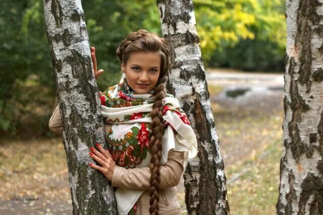 Красивая дивчина в лесу