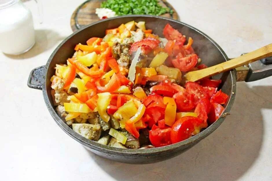 Как потушить без масла. Как потушить без масла. Как потушить без масла. Кабачки тушёные с овощами на сковороде с томатной пастой. Овощное рагу.