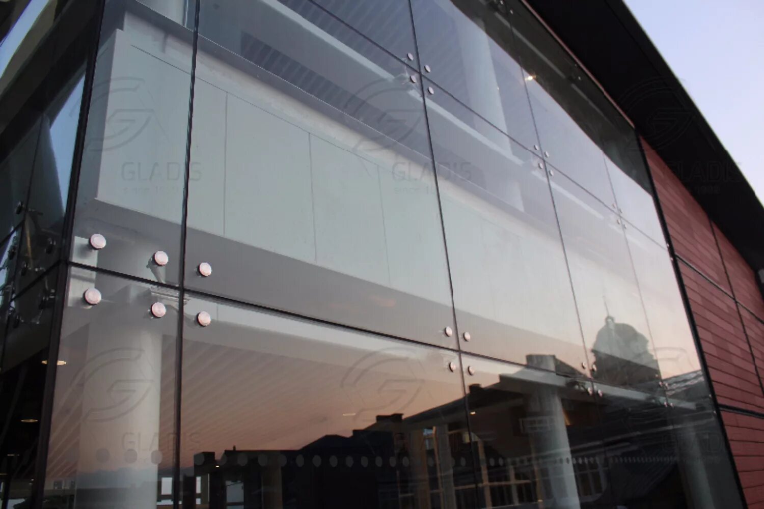 Стоечно ригельная система остекления фасадов. Безрамное фасадное остекление. Планарное спайдерное остекление. Фасадное стекло для зданий. Фальш стекло.