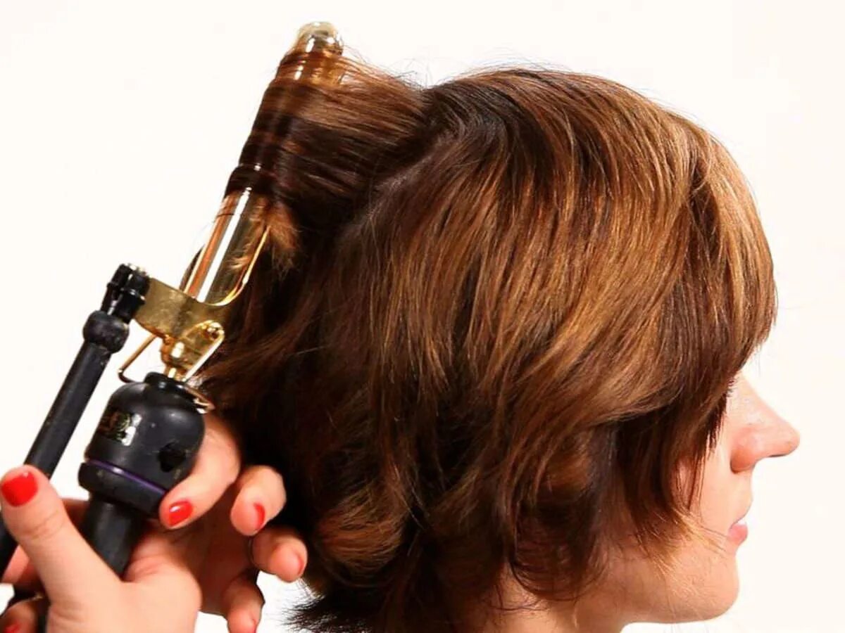 Локоны на короткие волосы щипцами. Какую плойку для коротких волос. Кудри на короткие волосы плойкой. Плойка. Завивка волос.