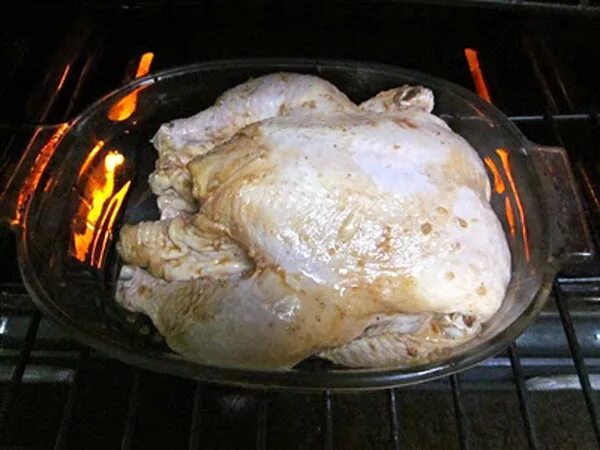 При какой запекать курицу в духовке. Курица в стеклянной посуде в духовке. Стеклянная форма для запекания курицы в духовке. Курица в жаростойкой посуде. Посуда для запекания курицы в духовке целиком.