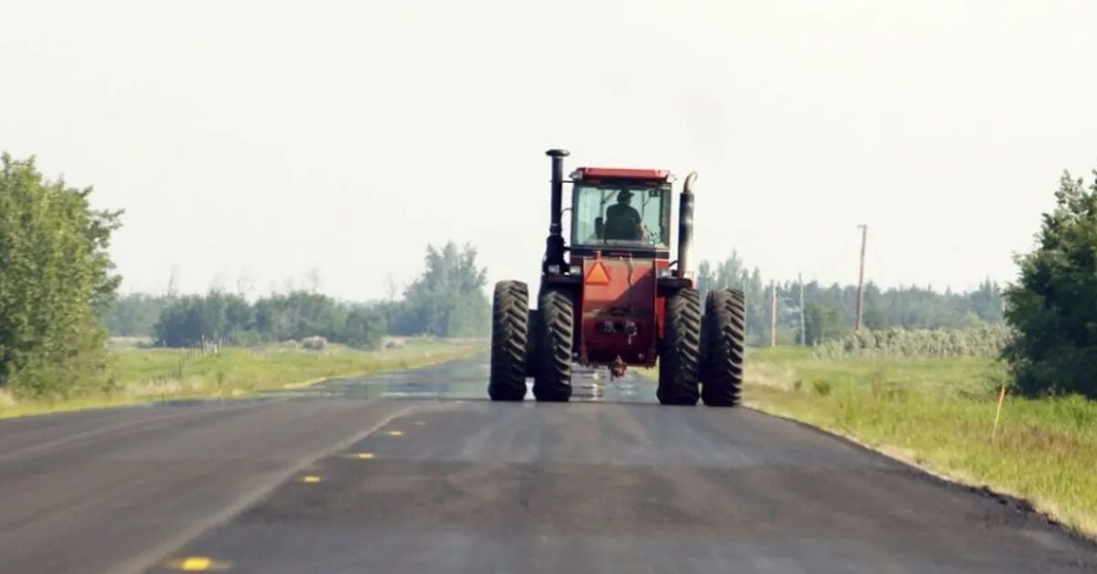 Автомобиль едет по дороге проезжая 20 метров. Трактор на дороге. Тракторная дорога. Тракторные дороги тракторного. Трактор на дороге общего пользования.