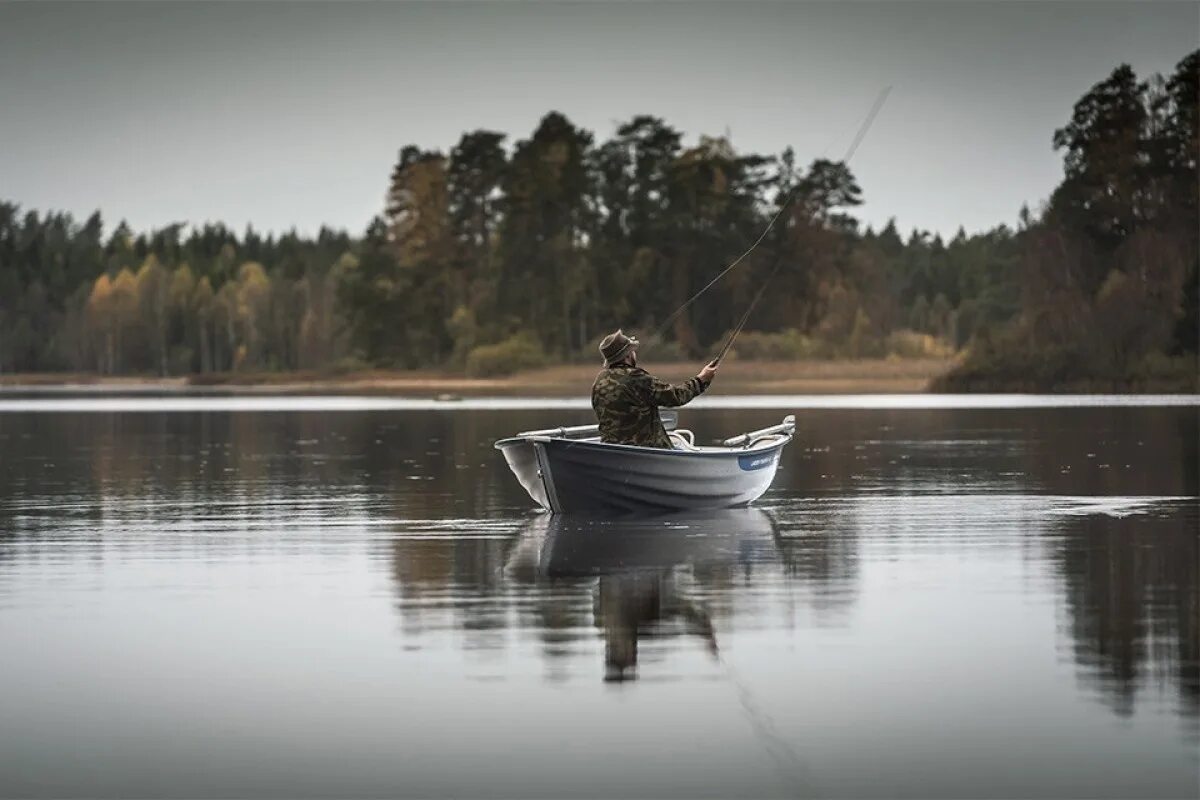 Ловля с лодки весной. Linder Fishing 410. Лодка для рыбалки. Рыбак в лодке. Рыбак на озере.