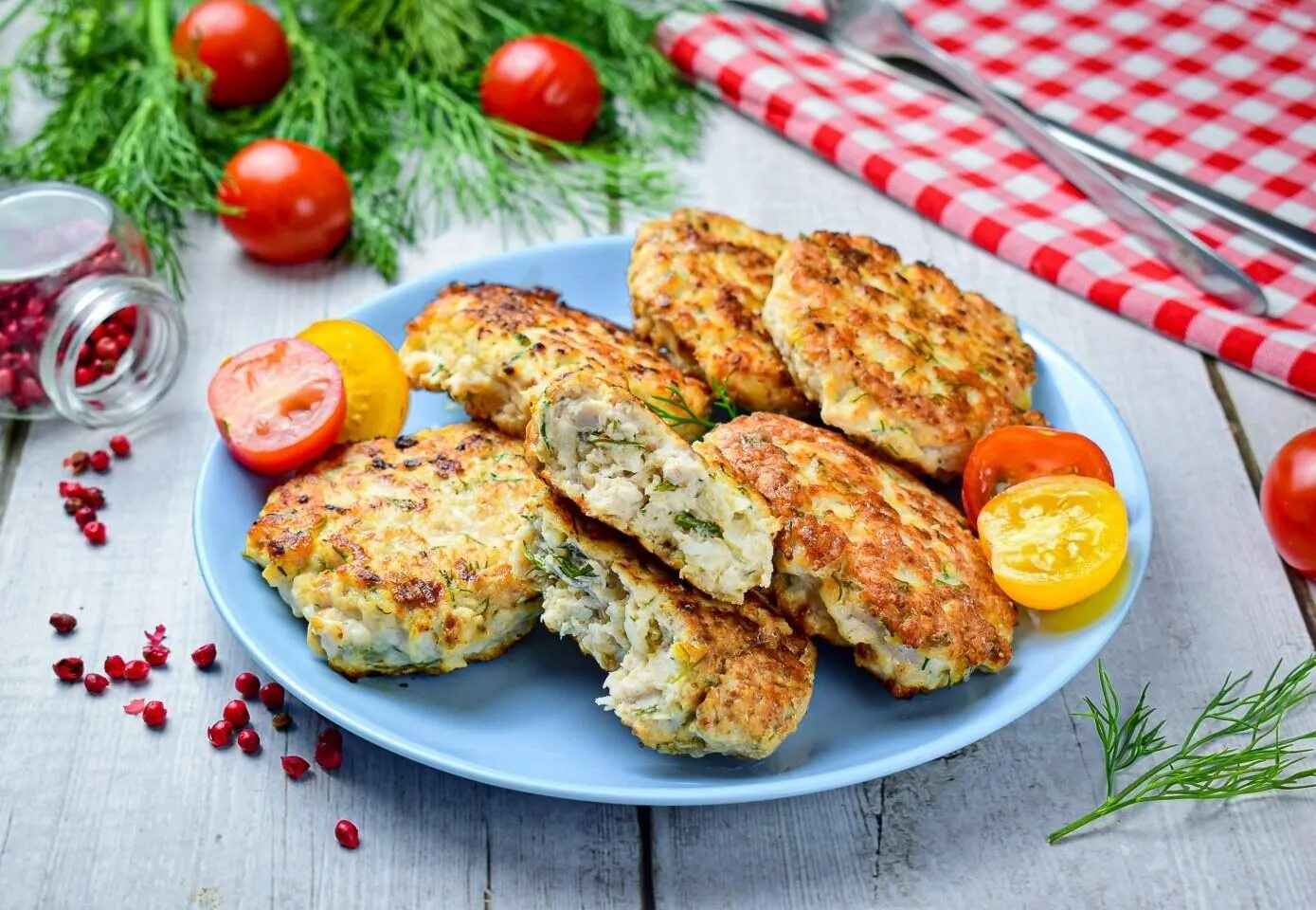 Куриная грудка с сыром котлеткой. Рубленые куриные котлетки. Рубленые куриные котлеты. Котлеты рубленые из куриной грудки. Рубленные котлеты из куриной грудки.