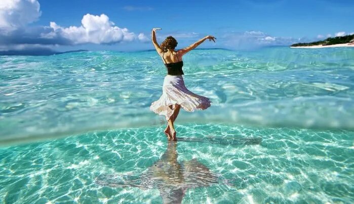 Танцы у моря. Танцующая на берегу моря. Танцующая с морем. Девушка танцует на берегу моря.