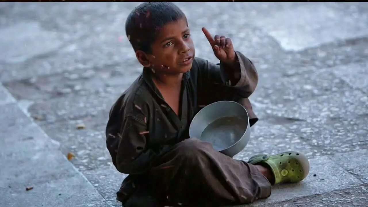 Бедняк. Нищий. Индийские дети бездомные.
