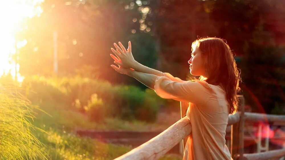 Человек идет по пороге. Счастливая девушка. Мечты о счастье. Прогулка у моря. Навстречу настоящий.