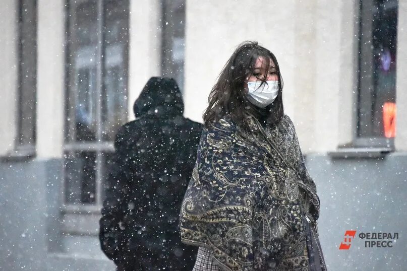 Сегодня на улице сильный мороз. Люди в масках на улице зимой. Люди в масках на улице зима. Снег в Питере. Люди на улицах зимой в метель.