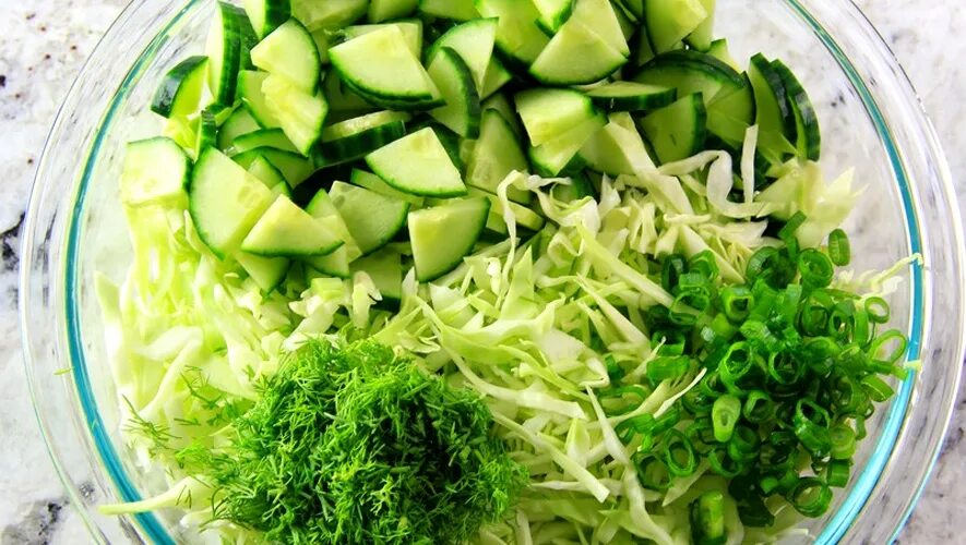 Салат с капустой и огурцом. Салат из свежей зелени. Салат огурцы с зеленью. Салат из огурца и зелени.