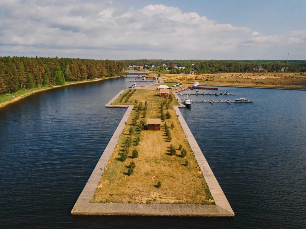 Рыбинское водохранилище домики. Ярославское Взморье бухта Коприно. Рыбинское водохранилище бухта Коприно. Парк бухта Коприно. Коприно бухта Коприно.