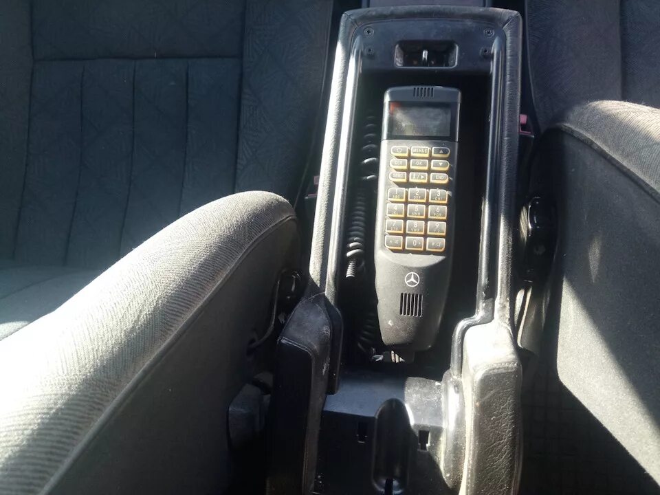 Штатный телефон w140. Мерседес 124 волчок салон. Mercedes w124 салон. Мерседес w124. Телефон mercedes benz s600.