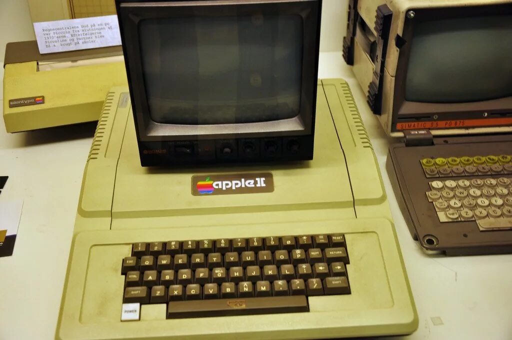 Apple II 1977. Apple 2 компьютер 1977. Стив Джобс первый компьютер Эппл 2. Персональный компьютер эпл 1977.