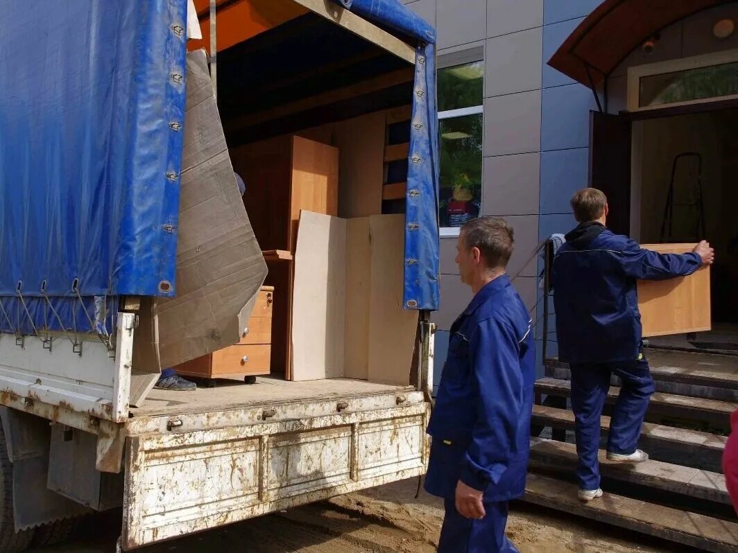 Переезды липецк. Грузчики грузят. Переезд. Переезды липецк. Грузчики диван.