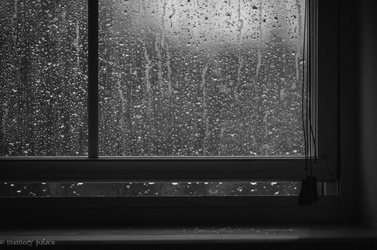 Дождь на окнах слова. Дождь в окне. Дождь за окном. Грустное окно. Окно дождь подоконник.