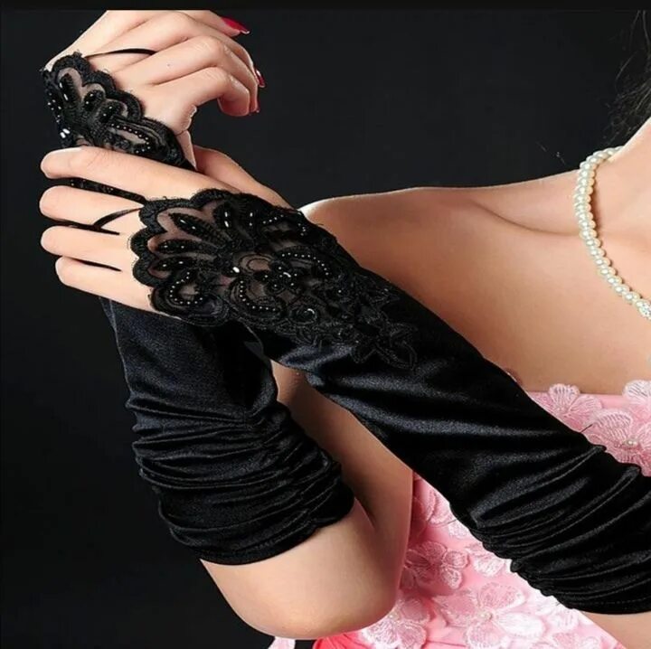 Девушка в черных перчатках. Девушка в кружевных перчатках. Длинные перчатки к вечернему платью. Черное платье и перчатки. Красивые вечерние платья с перчатками.