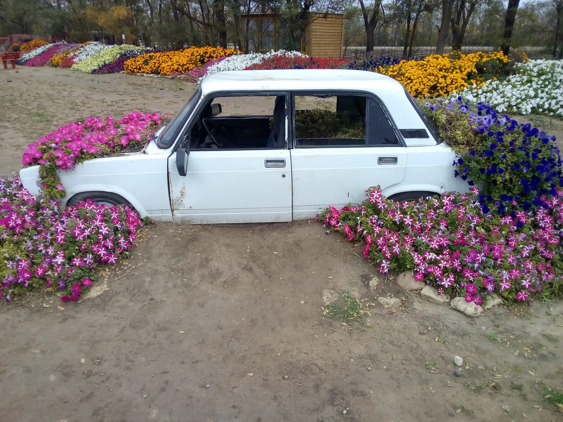 Ваз 2106 в ставропольском крае. ВАЗ 2107 В деревне. ВАЗ 2107 деревенская. ВАЗ 2107 6на6. ВАЗ 2107 белая колхоз.