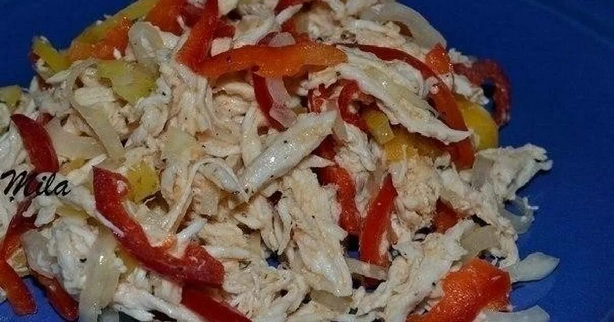 салат из курицы и болгарского перца. салат с куриной грудкой и болгарским перцем. теплый салат с курицей и болгарским перцем. салат с болгарским перцем и курицей и грибами. салат с сладким перцем и курицей.
